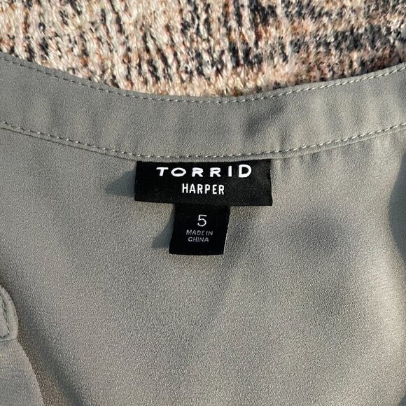 Torrid Womens Harper Georgette Pullover Plus 5 (5X) Roll Tab V-Neck Green Sage - Picture 7 of 12